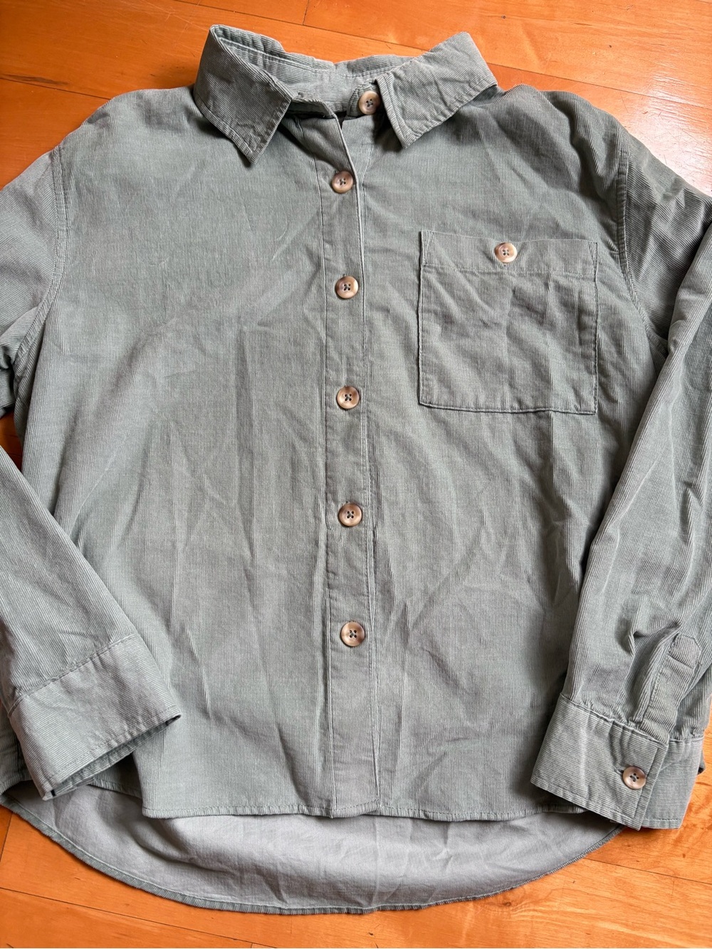 So cute and perfect for layering. Casual Button-Up Shirt in Olive Green